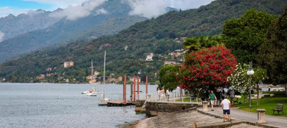 veduta città di verbania, da un lato lago e sponde con verde cittadino e alberi in fioritura