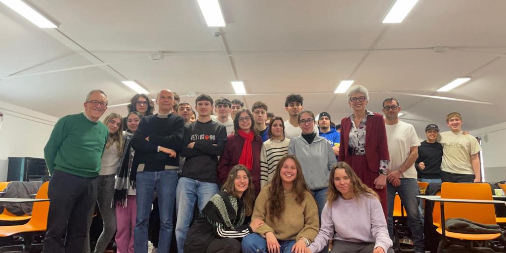foto di gruppo con student- scuola